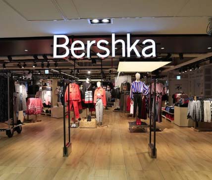 Bershka品牌服饰连锁店的发光字门头招牌