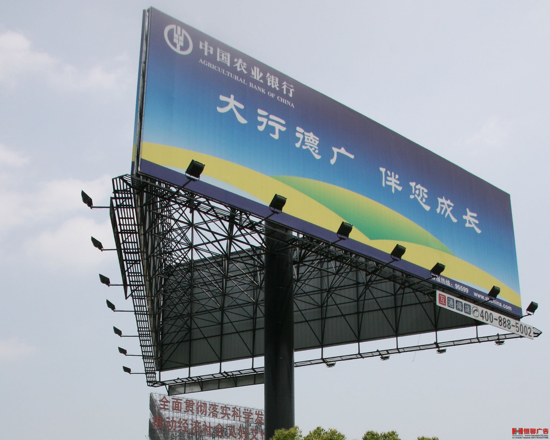 高炮广告(高炮广告牌图片)